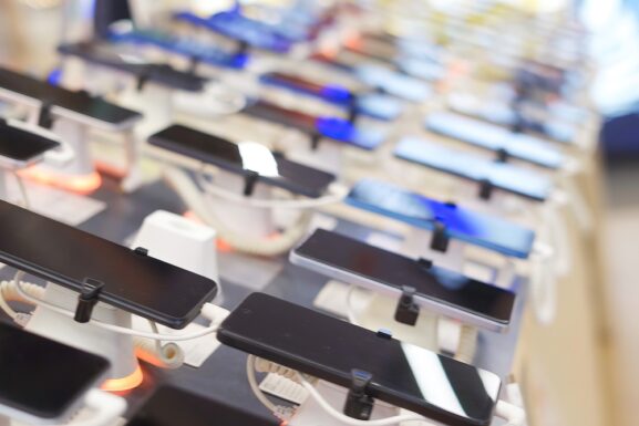 スマホの新機種に、金融アプリはどう対応し続ければ良いのか？